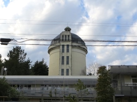 哲学堂通りから野方配水塔