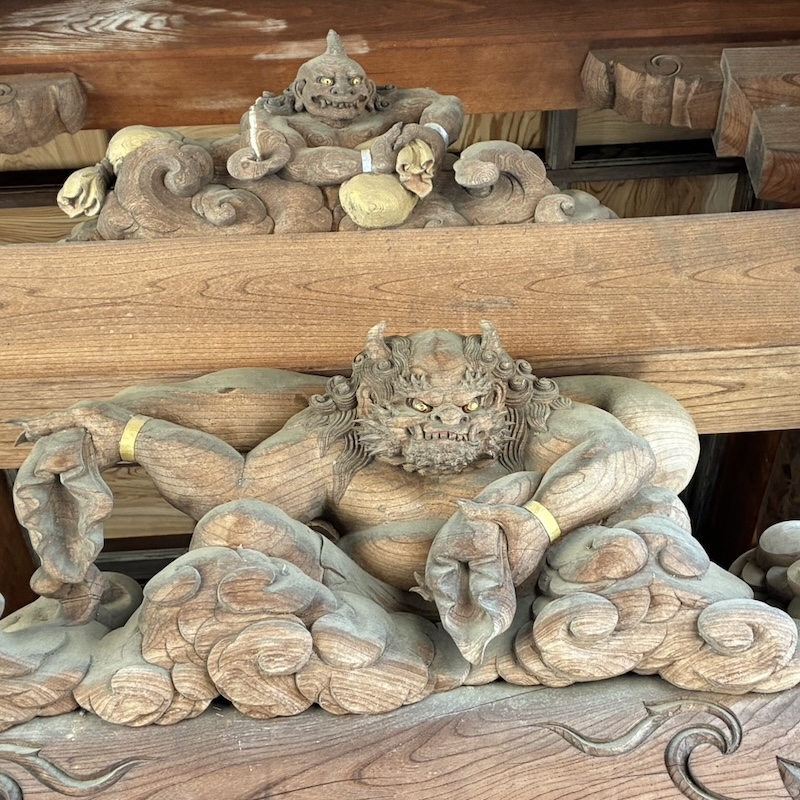 小野神社神門の彫刻（風神）