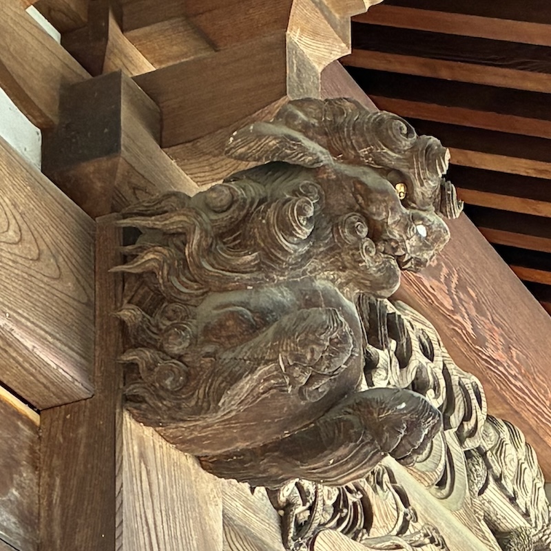 小野神社神門の木鼻彫刻（獅子）