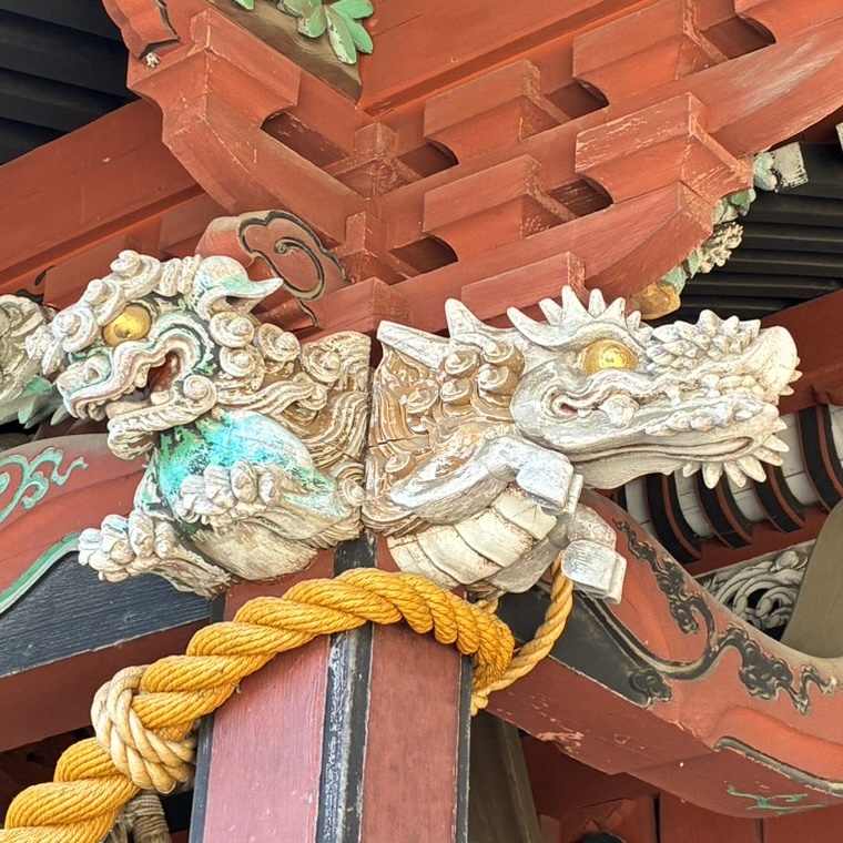 中氷川神社拝殿の木鼻彫刻