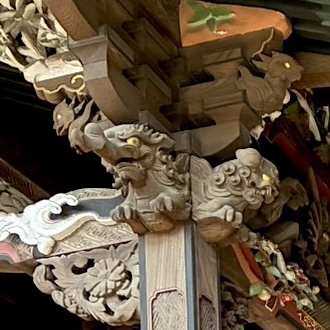 中氷川神社本殿の木鼻彫刻