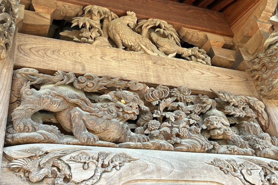 小野神社神門の彫刻（獅子と酉）