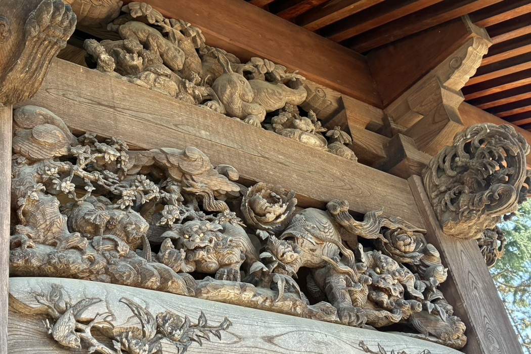 小野神社神門の彫刻（獅子と卯）