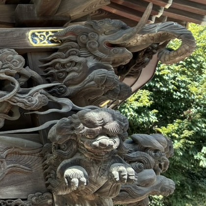 大國魂神社手水場の木鼻彫刻（獏と獅子）