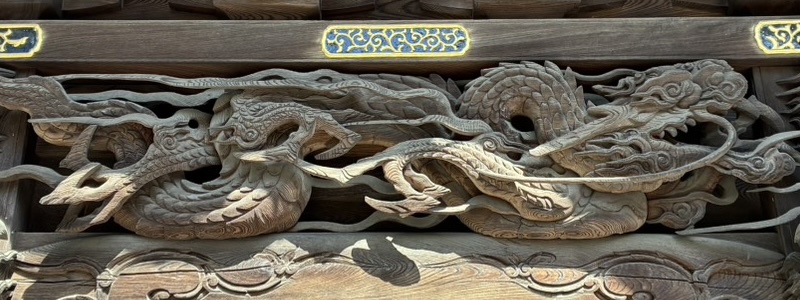 大國魂神社手水場の彫刻（龍）
