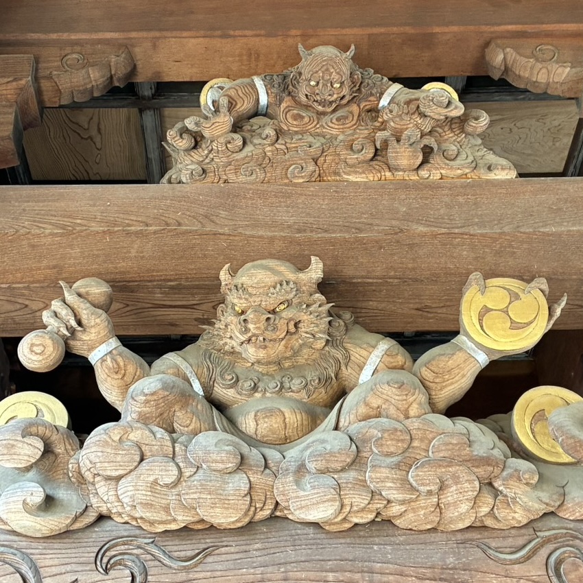 小野神社神門の彫刻（雷神）