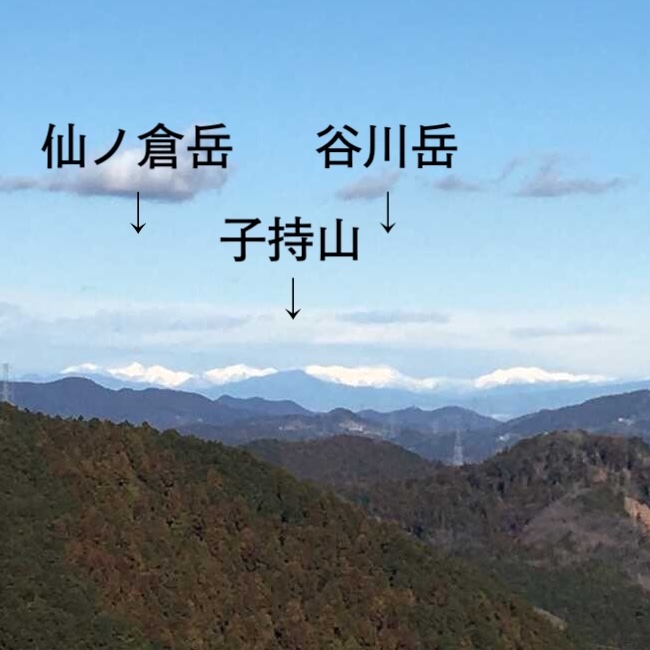 スカリ山から谷川連峰を展望