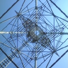 真下から見上げた鉄塔