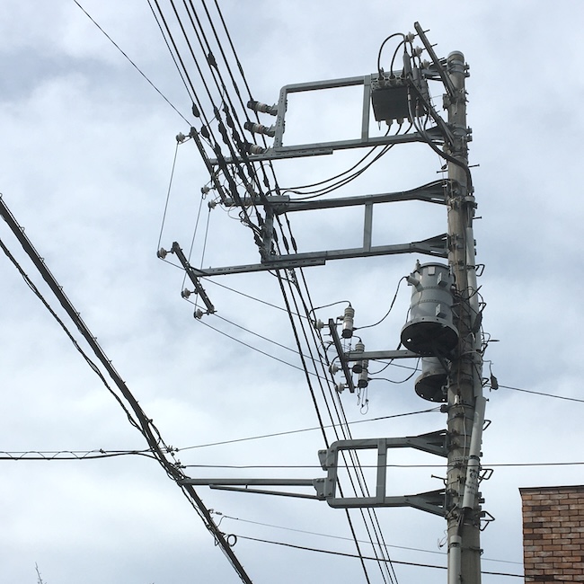 ごてごてした電柱