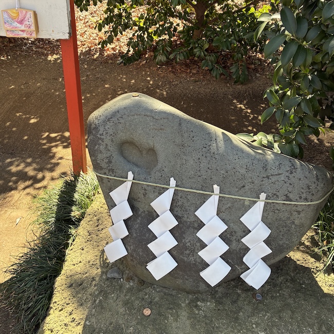 ハート型にえぐれた岩