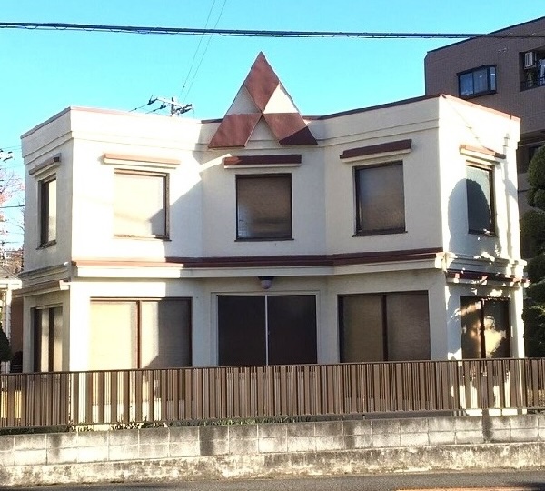 三菱のマークの建物