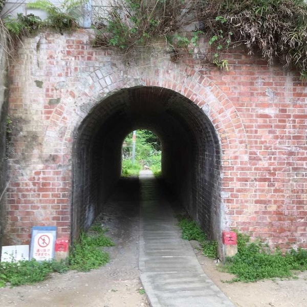 レンガのトンネル
