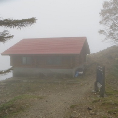 雲取山頂の避難小屋
