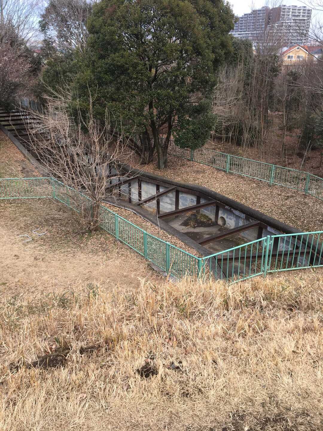 多摩湖自転車道から石神井川を見下ろす